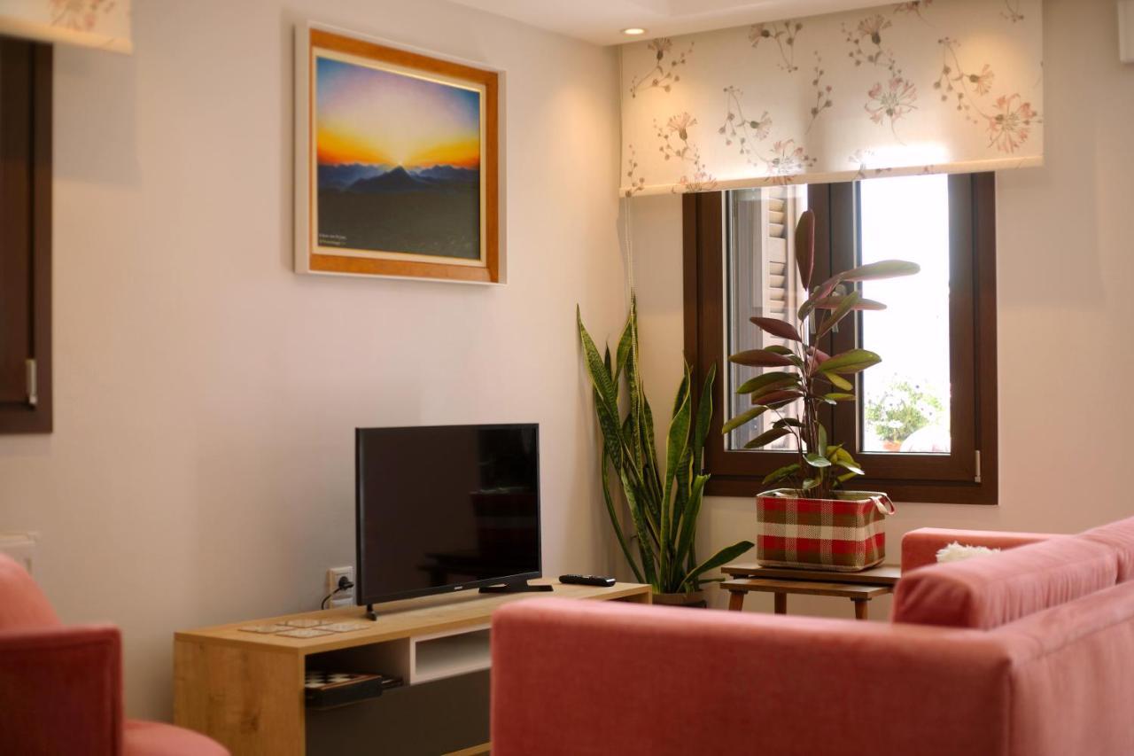 Το Σπίτι Της Ευτυχίας Σουίτα Apartment Karpenísion Exterior foto