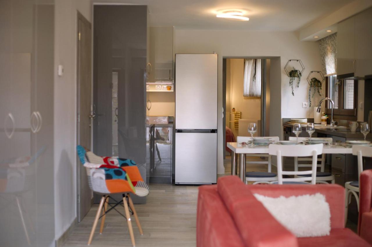 Το Σπίτι Της Ευτυχίας Σουίτα Apartment Karpenísion Exterior foto